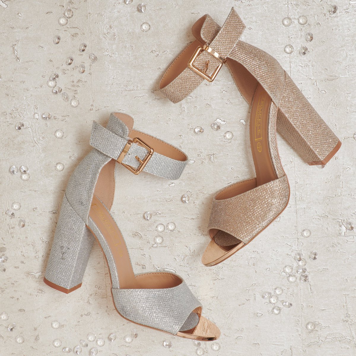 TruffleIndia's tweet photo. The Glitter Feels!
Rosegold & Silver Block Heels!
Up to 60% Off + 20% extra. Use code - SHOP20
#trufflecollectionindia #monsoonsale #rainingduscounts #blockheels #glitter #heels #instafashion #instagood #silver #rosegold #partycollection #upto60percentoff https://t.co/JTKWoOPAIX