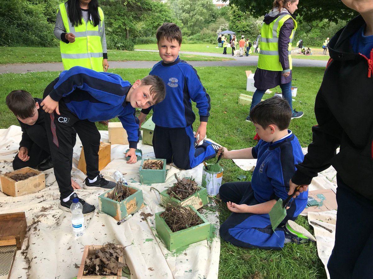 Blizzard_IE's tweet photo. Many thanks to @MallowMensShed and Ballyphehane Men's Shed for building and providing such lovely bird, bat and bug boxes. Both school kids and volunteers had a blast painting boxes and learning about the wildlife in our urban parks 😊 #TheMoreYouKnow #NorthMon https://t.co/QaHrCfGicC