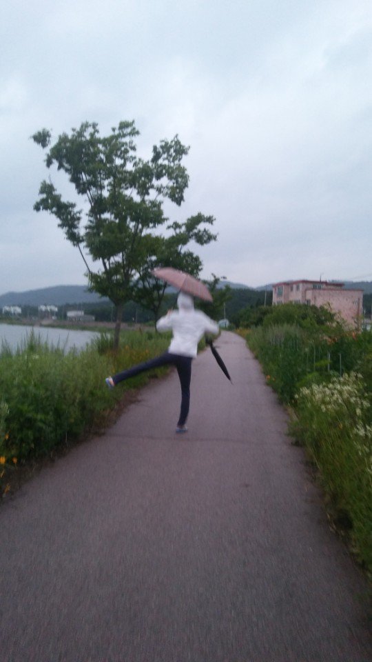 krwasang's tweet photo. 어머니께서 이 애기사진 보여주면어 너무귀엽다고 따라해보라한결과 그저 세상 철없는 어른이가 나왔다 https://t.co/5tx0S2ByzZ