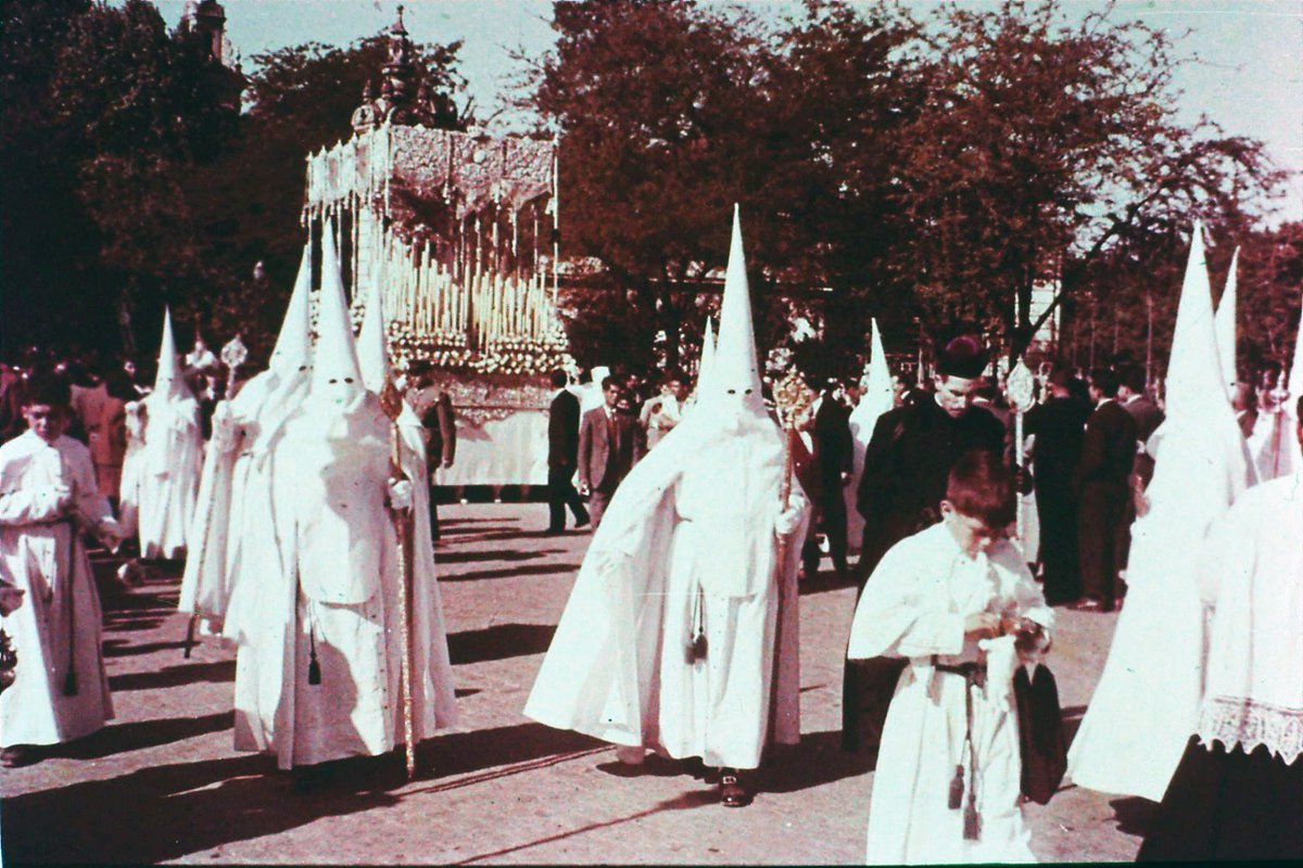 PatrimonioMscal's tweet photo. #marchasenlahistoria
Borrego, al frente de la Banda de Educación y Descanso, estrenó «Salus infirmorum» el Domingo de Ramos de 1957 tras la Virgen de la Paz.

🎵 Salus infirmorum (M. Borrego) https://t.co/eKra3s6biw
📷 Virgen de la Paz dejando el parque de María Luisa (años 50). https://t.co/wz85GrevxG