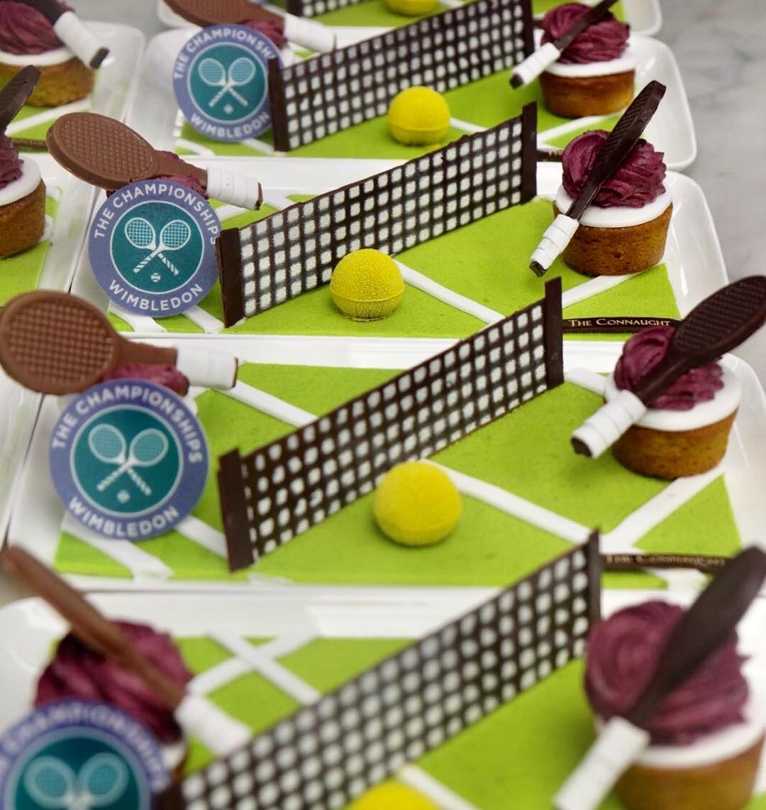 Wow! Incredible #Wimbledon piece by @nrouzaud at <a href="/TheConnaught/">The Connaught</a> #GuittardPro #chocolate