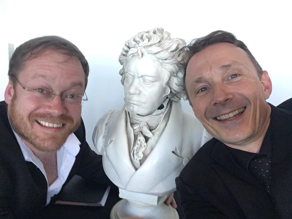 ColMus_UniMainz's tweet photo. Die Dirigenten Jan Schumacher aus #Frankfurt und Felix Koch aus #Mainz hatten auch abseits des Konzerts am Sonntag sehr viel Spaß mit #Beethoven in der Rheingoldhalle! https://t.co/ZKEnrTfkGB