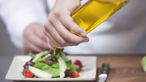 CrabVirtual's tweet photo. Mucha gente este verano, comeremos ensaladas para evitar comidas pesadas y comer cosas frescas, ¿pero habéis pensado que aliño os gustaría para vuestras ensaladas? Aqui os dejo el link con 10 aliños deliciosos para vuestras ensaladas https://t.co/tcXKut9CDj https://t.co/qOs5CKMLms