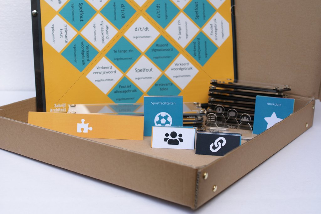 DFHumanity's tweet image. Lokale democratie saai? Niet met #SchrijfArchitect, het afstudeerproject van Simone. Ze behaalde een dikke 8 met haar lesmateriaal waarin scholieren ook nog eens leren hoe ze een goed betoog schrijven. Gefeliciteerd! #industrialdesign #tueindhoven #designingdemocracy