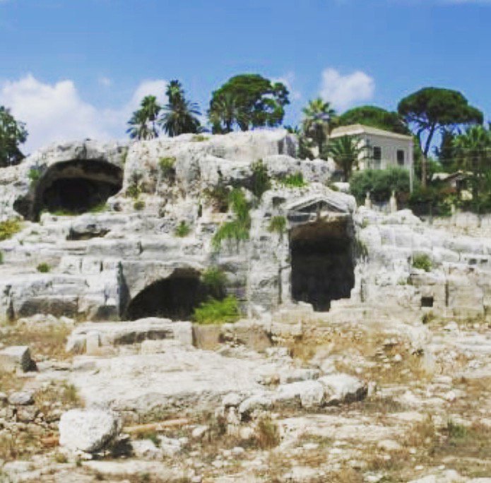 Non solo spazzatura. L’altra faccia di Aretusa. 
“Tomba di Archimede”
#siracusainforma #si #siracusa #sicilia #sicily #new #pic #photo #picoftheday #tourism #cityofart