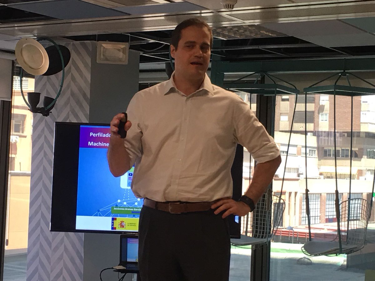 redpuntoes's tweet photo. El uso de #Internet junto con herramientas de #MachineLearning supone una aproximación de gran potencial para explicitar el conocimiento tácito y distribuido. Jerónimo Arenas de @uc3m en #ForoRed #TIC #Internacionalización #TransformaciónDigital https://t.co/YsmTXt4FoR
