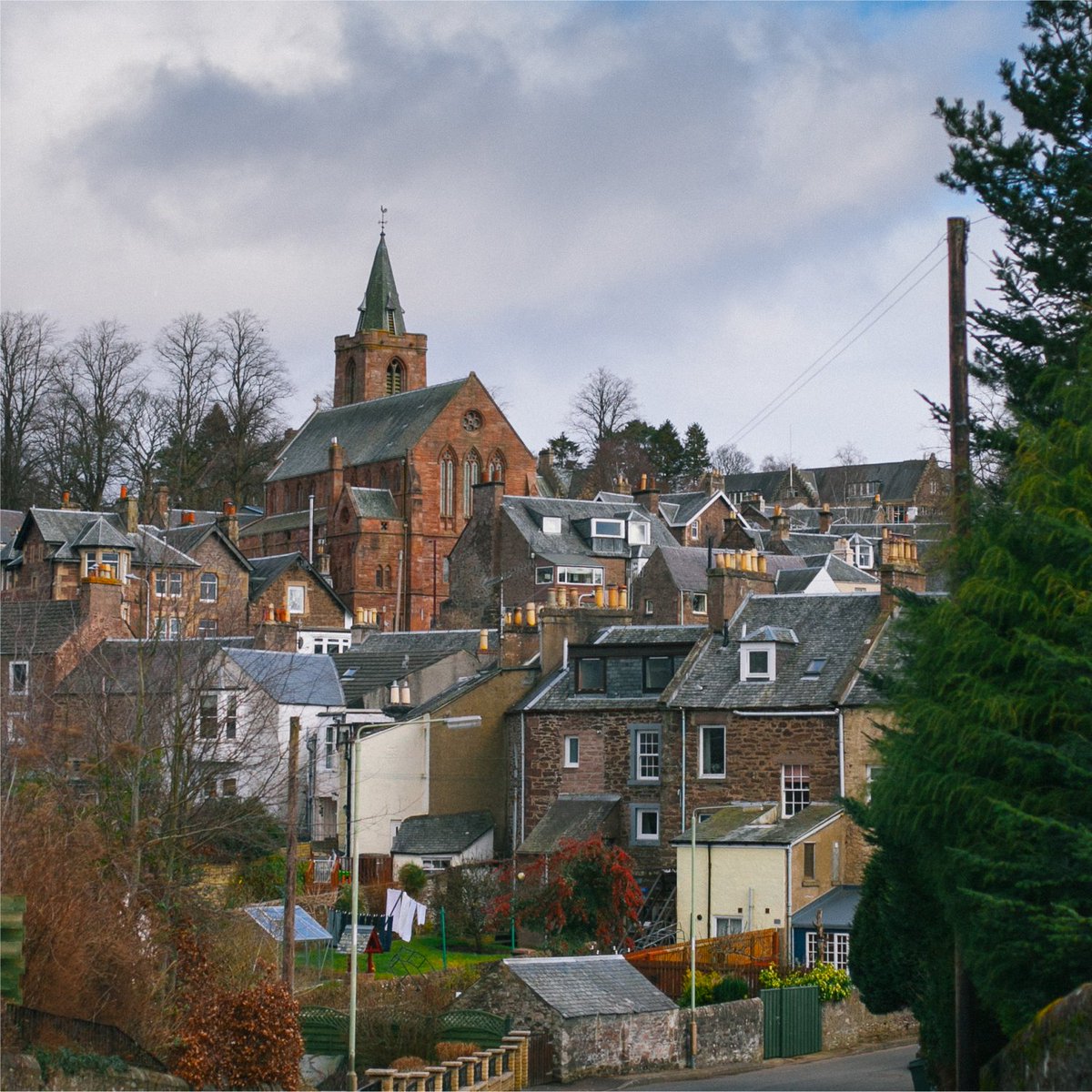 Can you guess these five music, movie &amp; TV legends spotted in and around Crieff  🧐 visitcrieff.scot/5-music-movie-… #VisitCrieff