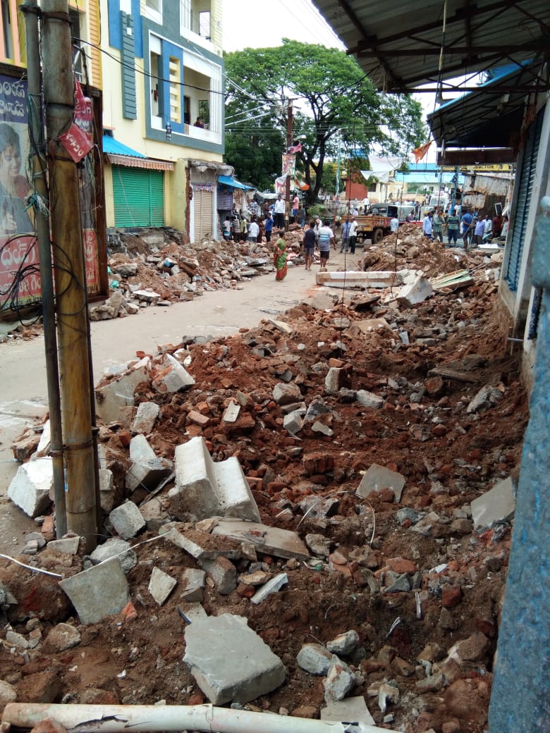 Sandeep91481700's tweet photo. @KTRTRS @KTRTRS sir my sincere request to pls look into the Dornakal town, Mahbubabad District, road widening issue, today early in the morning around 8 Am, GP staff along with police (today it's 144 section applied in dornakal) came to demolish the buildings, shops, houses. https://t.co/jxV4Ojsi9u
