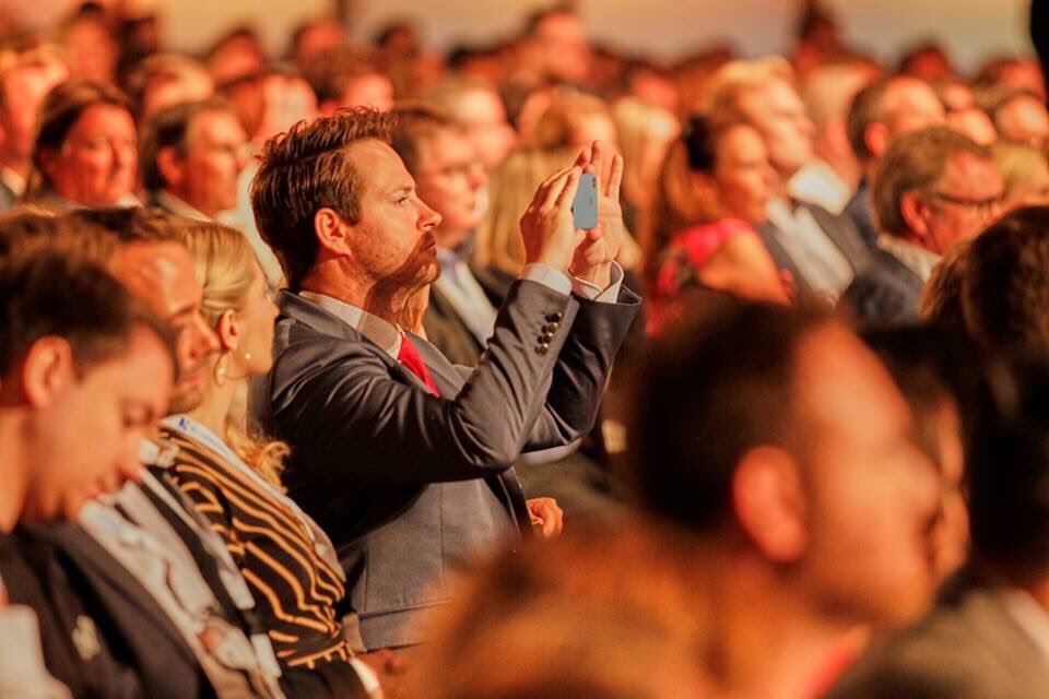 Marcel_Wagner's tweet photo. Solltet ihr einmal einen guten Fotografen brauchen: Ich finde, ich wirke sehr professionell. (Foto: © Benjamin Brückner, #Lokalrundfunktage (#LRFT) 2018) https://t.co/hWgy1Tu9wu