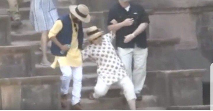 sassylassee's tweet photo. . @HillaryClinton Which one actually went to the border to see the truth, first hand.....and which one skipped the trip for a #WeekendAtHillarys ? https://t.co/RiYVwYjpY6