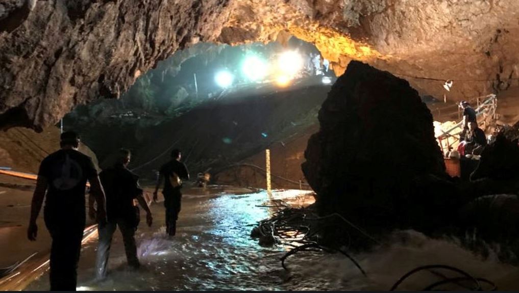 noticias_cuatro's tweet photo. #ÚLTIMAHORA Todos los niños han sido rescatados de la cueva de Tailandia junto a su entrenador https://t.co/cCy8EOeEwK https://t.co/loMIgbjIbi