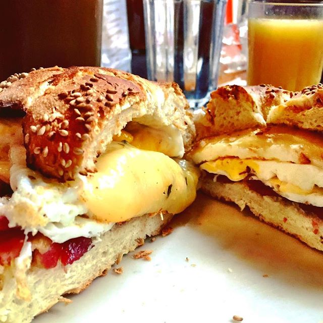 veselkanyc's tweet photo. No special sauce, no lettuce, no jingle -- but on a seeded roll. And your doctor won't sodium-shame you.
(.........)
#veselkanyc
#breakfast
#bacon
#egg
#cheese
#seededroll
#eastvillagenyc https://t.co/JNrFhixdC2