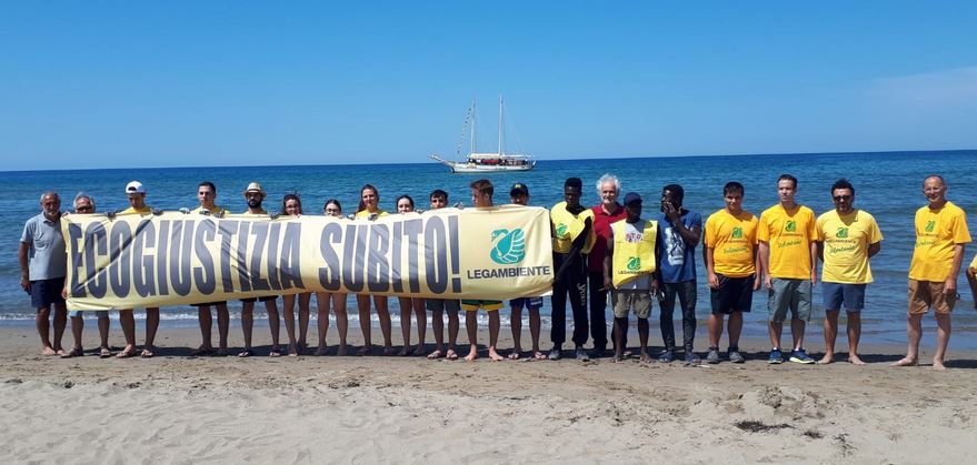 SereCarpentieri's tweet photo. Ve li ricordate i #dischetti? Il mare non li dimenticherà mai più. Guardate fino a dove sono arrivati 😲 Con @GolettaVerde pretendiamo che i colpevoli siano perseguiti con la legge degli #ecoreati. Continuate a segnalarci la loro presenza con @CleanSeaLIFE #cacciaaldischetto https://t.co/gPLACbp0MD
