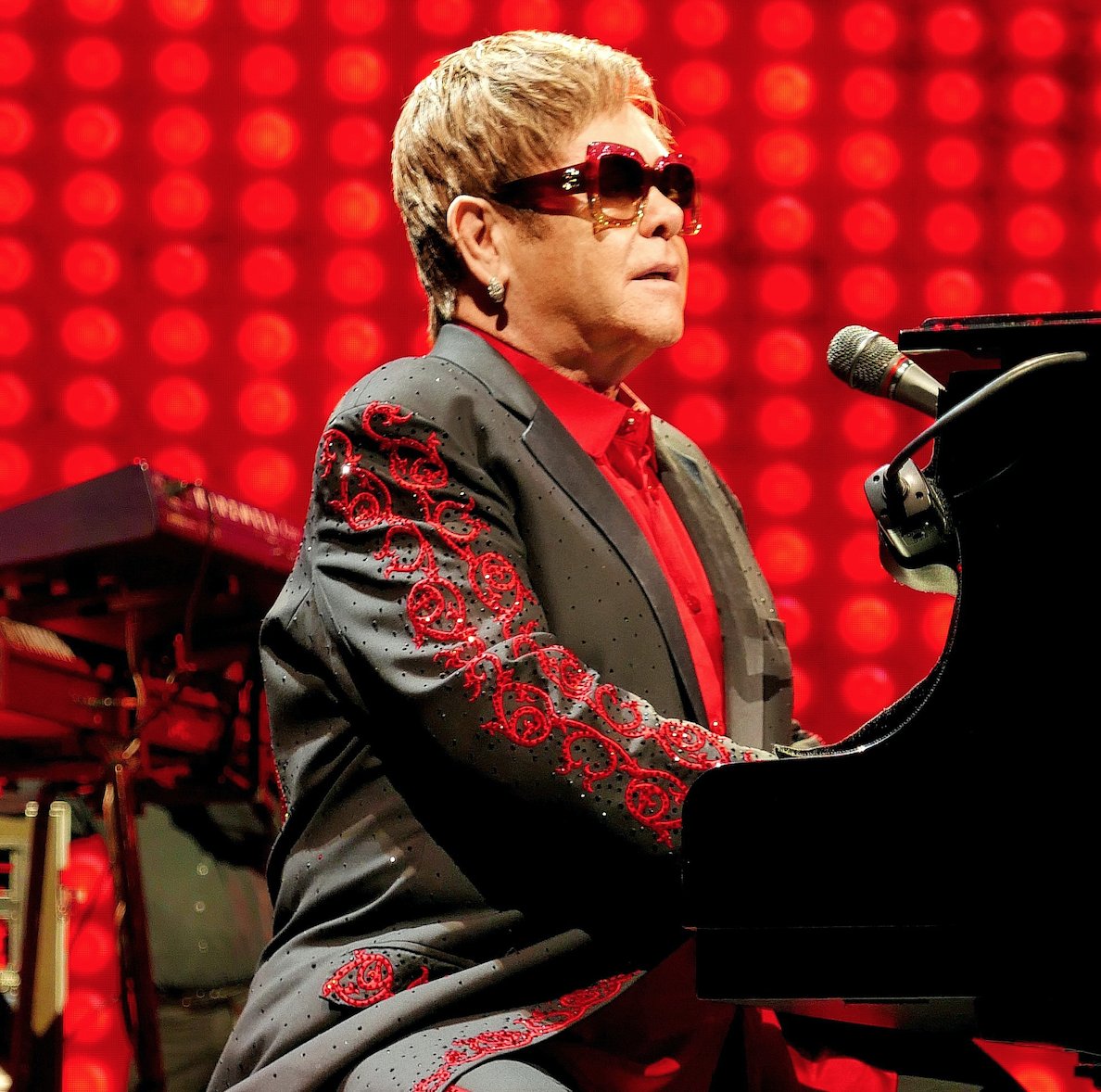 Real_Eltonjohn's tweet photo. ⭐ NEW Elton @peexmusic concerts are here! ⭐ The stunning Amphitheatre of Pompeii + fan voted Baton Rouge 2016 live shows can now be yours!

Download the app and listen: https://t.co/C7fTLrSBxJ https://t.co/JGJ45lasm6 https://t.co/av4UiVbOnM