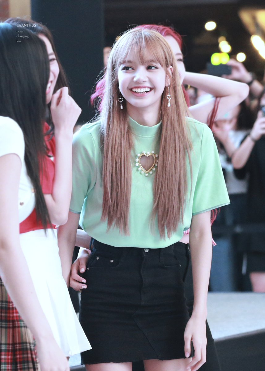 lisanthus970327's tweet photo. [180708] 여의도 IFC 
💫💫
#리사 #블랙핑크 https://t.co/l2xvKU1dXX