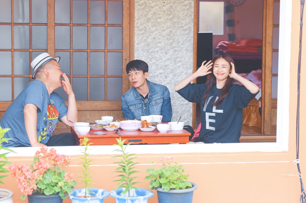 .
이야기꽃이 피었습니다🌸
#겁나_꿀귀인_연희_눈웃음
.
#강호동 #이수근 #이연희 #위하준 #섬총사2
#섬총사 #컴백 #시즌2 #뚝딱뚝딱섬스테이 
#본방사수 #섬ing_soon #연도 #소리도
#힐링섬스테이 #Olive #tvN #밤11시
#월요예능 #월요일은_섬데이