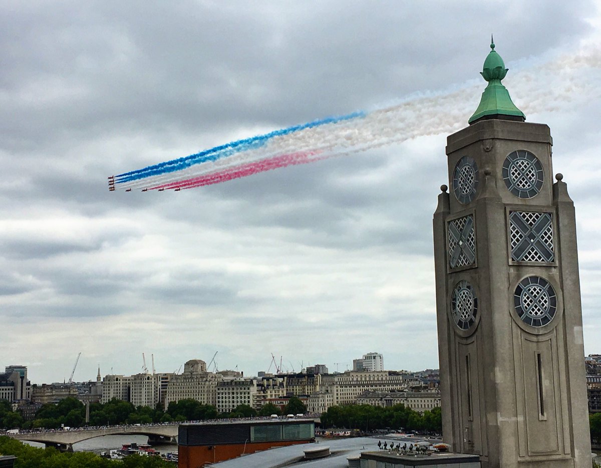 alextebbutt's tweet photo. #flyby #oxotower https://t.co/KWojGGAmd4