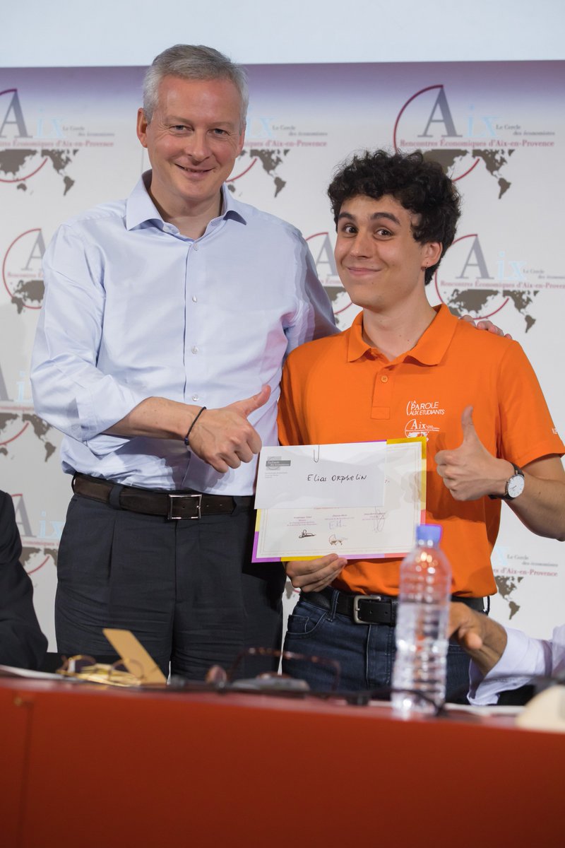 eorphelin's tweet photo. Remise du prix La Parole Aux Etudiants 2018 par @BrunoLeMaire aux Rencontres économiques d'Aix en Provence 👍 Merci au @Cercle_eco #REAix2018 #LPAE https://t.co/1qgu3yeM0j