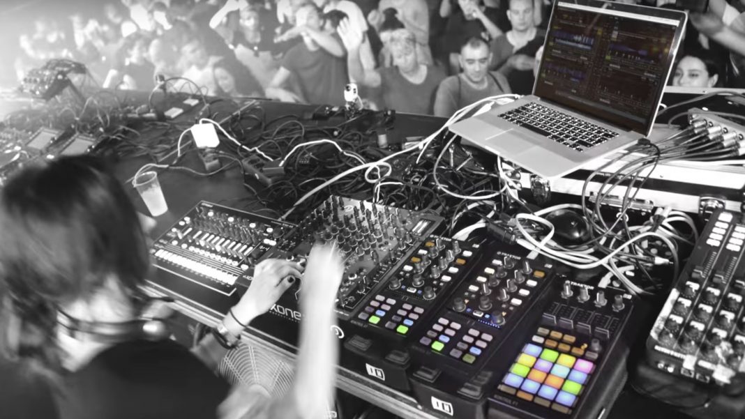 uptone_pl's tweet photo. @NI_News:  #TraktorSignatures to cykl wyjątkowych filmów ukazujących pracę artystów świata dj-skiego i producenckiego od kulis! Lista artystów stale się powiększa @dubfire , @Pleasurekraft, @therealLTJbukem, @joranvanpol i wielu innych... https://t.co/u6AnZQeVST https://t.co/W562tgnGbh