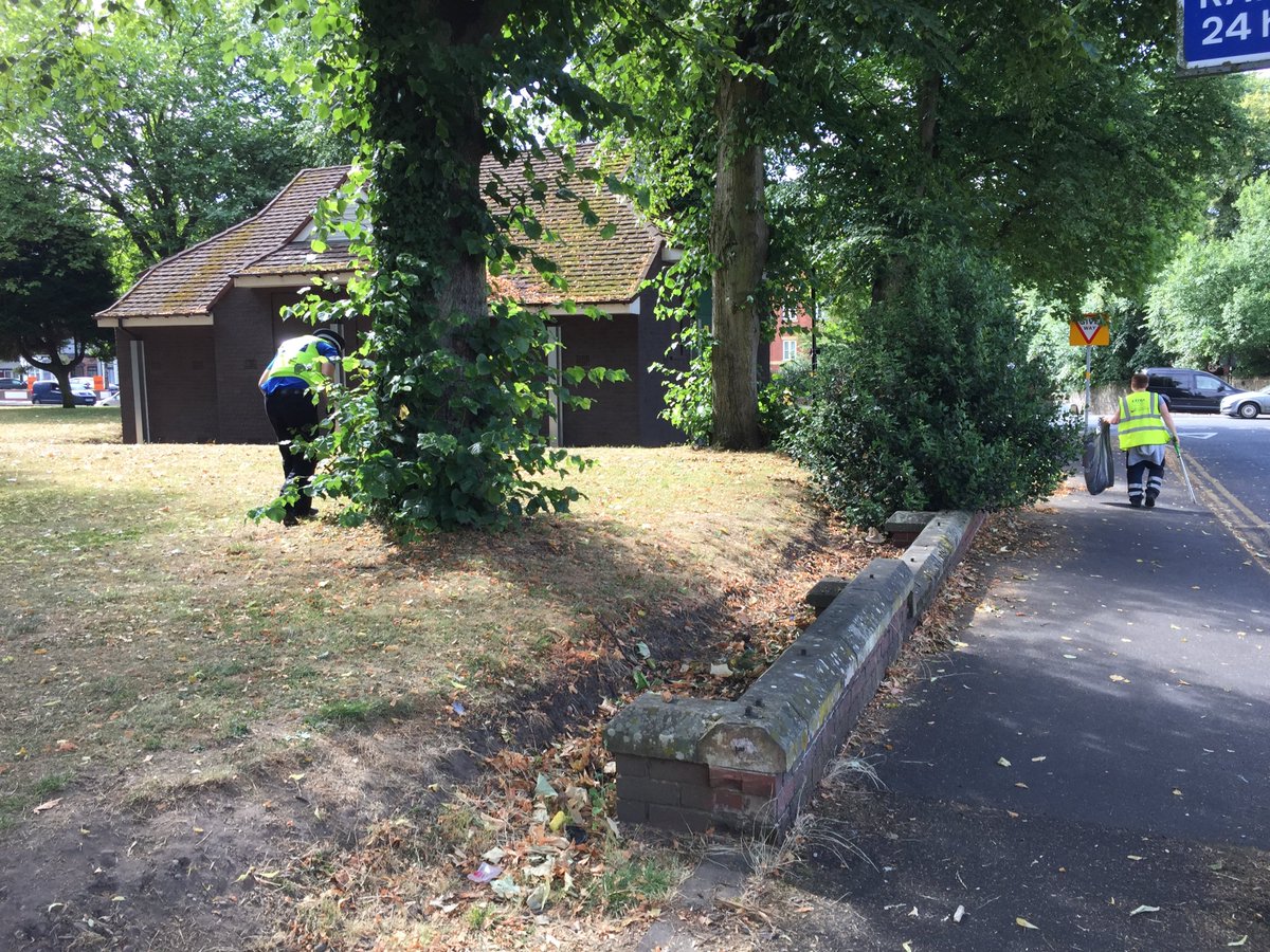 QuintonWMP's tweet photo. A few photos from our Bin the blade Knife search at Sandon road / hagley road. multiple items found making the community safer! @BartleyGreenWMP @HarborneWMP @EdgbastonWMP #Bintheblade https://t.co/chrbTi3Tyy