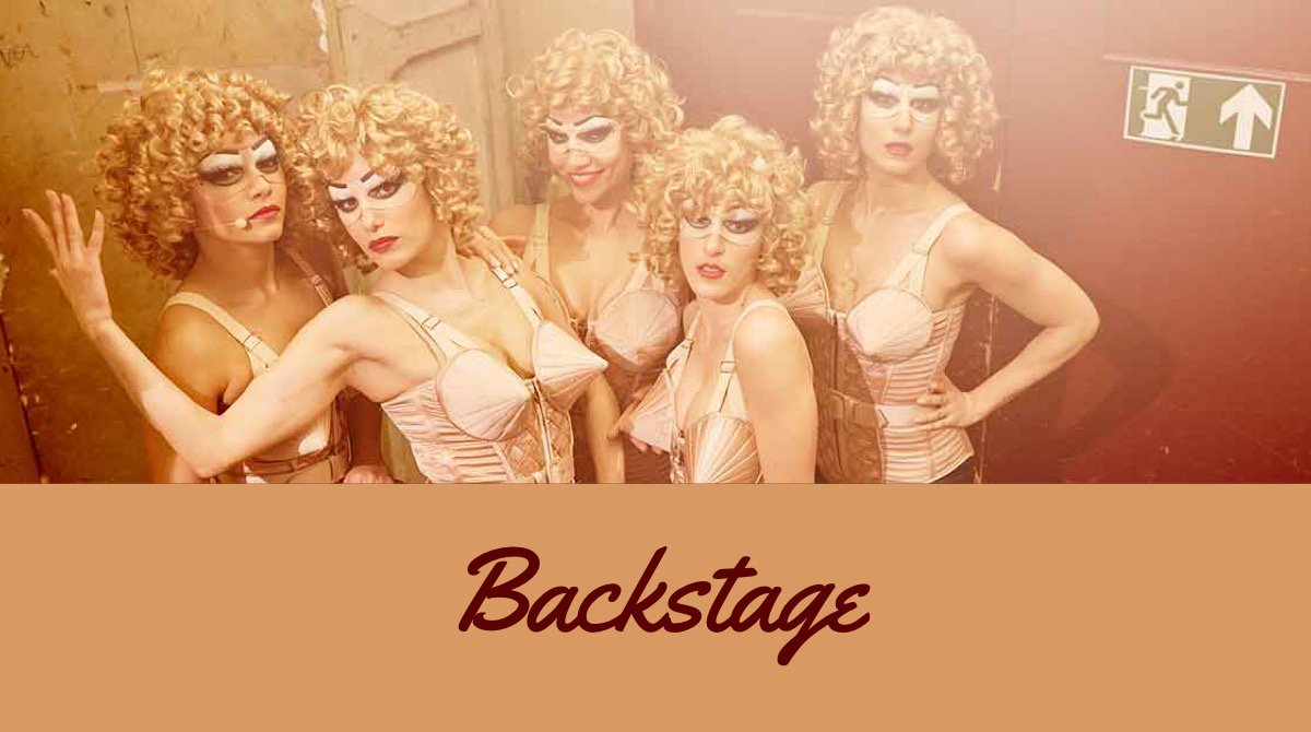 En attendant le début de la tournée en janvier 2019, on vous emmène dans les coulisses des dernières représentations au <a href="/leCasinodeParis/">Casino de Paris</a> 
Kiss des danseuses de la troupe 💋