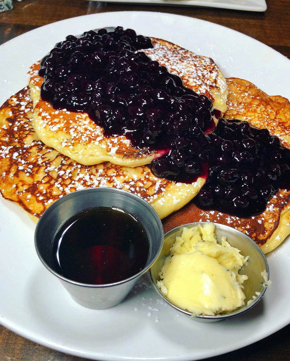 mackattackks's tweet photo. I find you berry appealing 👀💙
•Blueberry pancakes w/ honey-thyme butter, blueberry star anise compote, & pennsylvania maple syrup• @citytaplogan
#brunch #breakfast #pancakes #citytaphouse #eeeeeats #foodblogger #foodpost #foodphotography #breakfastofchampions #mackattackkss https://t.co/xDxzevCTUT