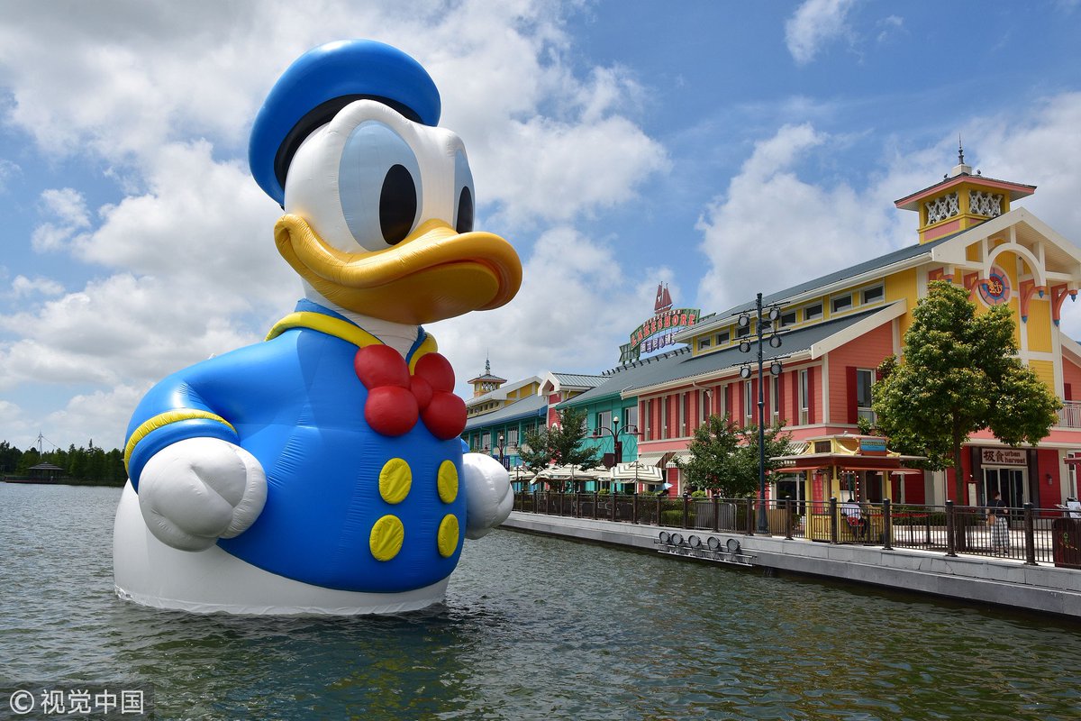 A giant #DonaldDuck shows up in Shanghai #DisneyLand, creating a magical view for tourists