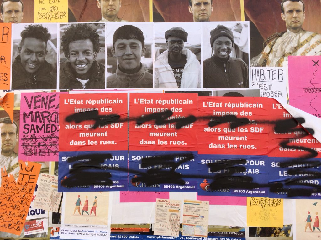 Vous vous souvenez des affiches de la #MarcheSolidaire collées dans une des rues de #Calais ? 
Hier je repasse devant, ça ressemblait à ça, avec des affiches racistes de Civitas.