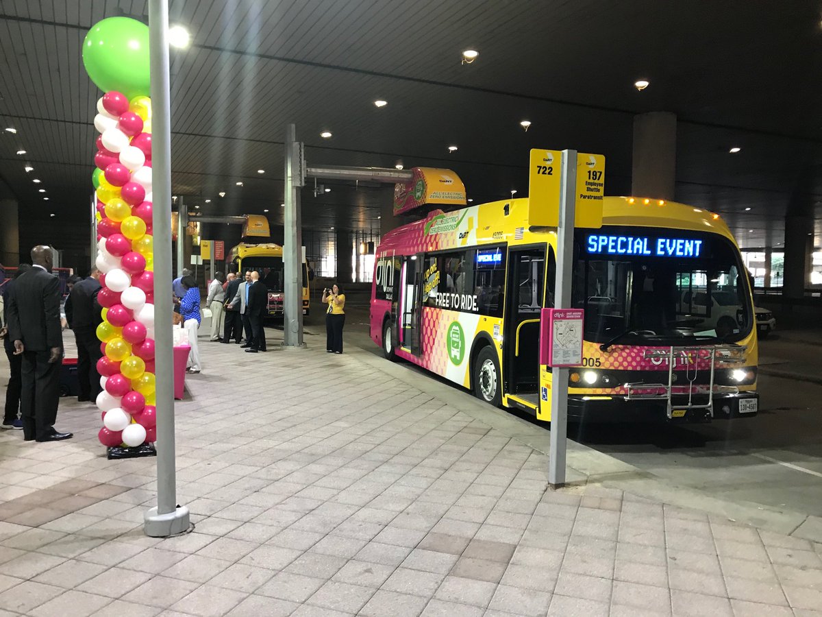 rcpopple's tweet image. Celebrating the start of electric bus service in Dallas, TX this morning. Proterra EV buses with automated fast-charge technology... and advanced HVAC for the Texas summer. ⁦@DARTDallas⁩ ⁦@Proterra_Inc⁩