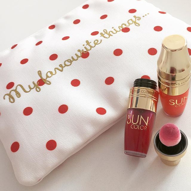 💋 PUCKER UP 💋

Is the hot weather leaving you with dry lips? 
Look after them with our gorgeous MASTERS COLORS lip oils from @guinotukireland. Hydration and light colour stain in just one swipe. Contains shea butter, mango butter, macadamia oil and v… ift.tt/2NGg08u