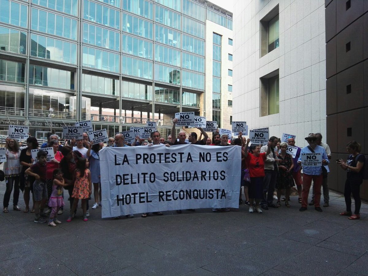 TodasomosRaquel's tweet photo. Hoy, a las 10.30 se celebró una  concentraciòn bajo el lema

La protesta no es delito.
Las denuncias falsas, sí.

Hoy estaban  llamadas a declarar como imputadas cinco personas más por participar en la protesta en la presentación de Fitur en el Reconquista. https://t.co/LImXguyywp