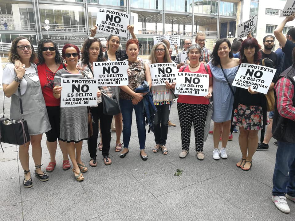 TodasomosRaquel's tweet photo. Hoy, a las 10.30 se celebró una  concentraciòn bajo el lema

La protesta no es delito.
Las denuncias falsas, sí.

Hoy estaban  llamadas a declarar como imputadas cinco personas más por participar en la protesta en la presentación de Fitur en el Reconquista. https://t.co/LImXguyywp