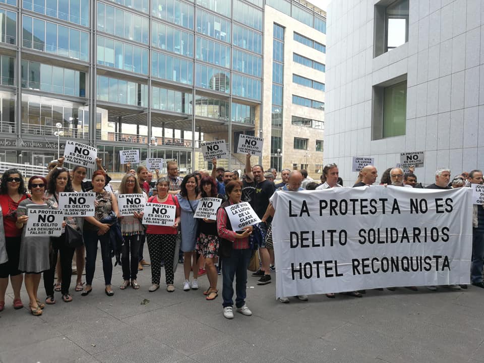 TodasomosRaquel's tweet photo. Hoy, a las 10.30 se celebró una  concentraciòn bajo el lema

La protesta no es delito.
Las denuncias falsas, sí.

Hoy estaban  llamadas a declarar como imputadas cinco personas más por participar en la protesta en la presentación de Fitur en el Reconquista. https://t.co/LImXguyywp