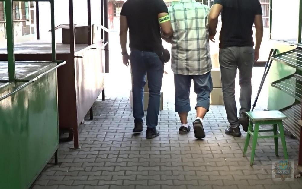 brzeg24's tweet photo. Mieszkaniec Brzegu handlował nielegalnym spirytusem. 70-latek wpadł w ręce funkcjonariuszy [wideo]

https://t.co/U1rWccnb9a https://t.co/E1Bh75UpFo