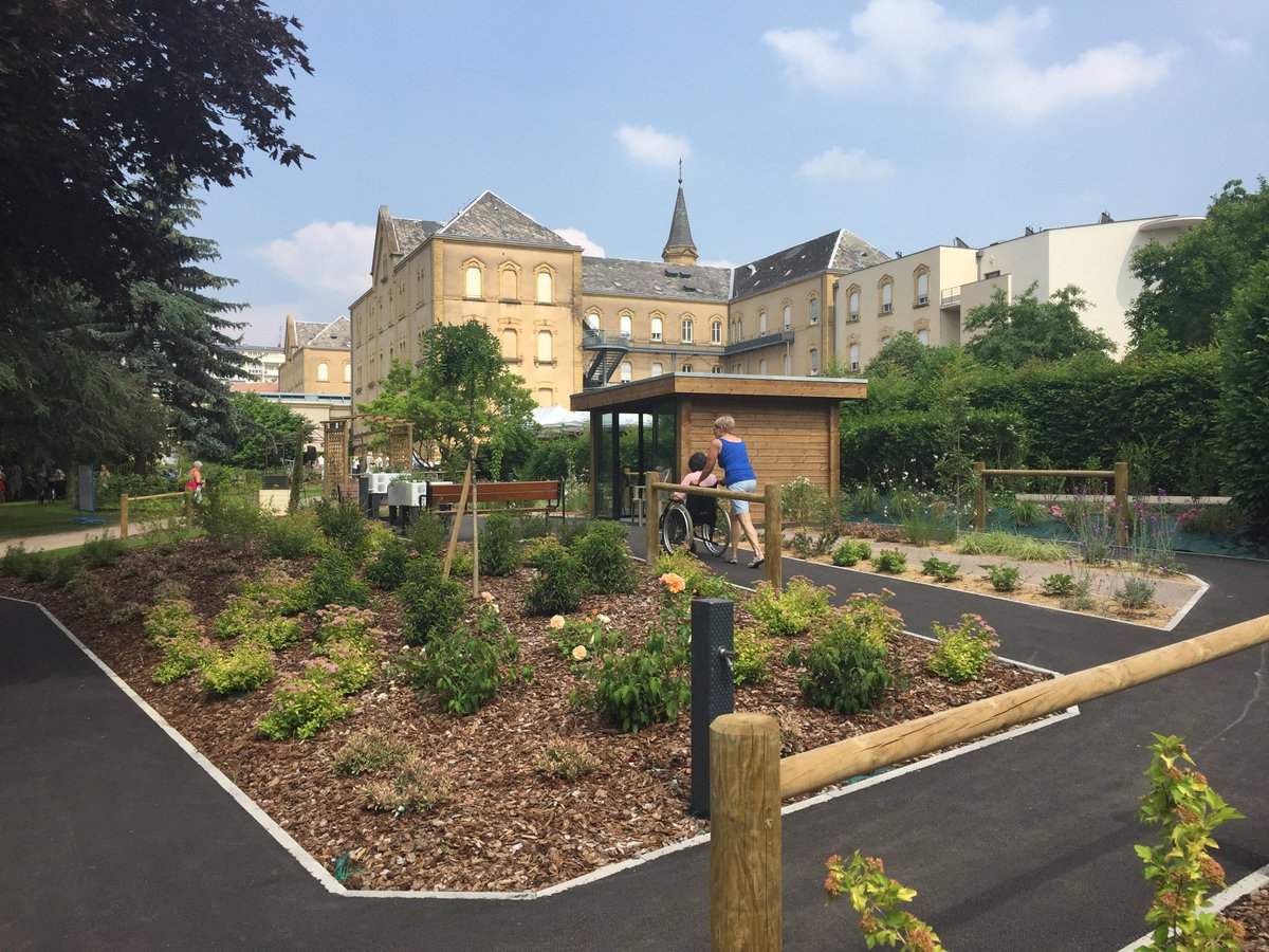 jardinterramie's tweet photo. parcours #sensoriel, #potager surélevé, enclos pour les animaux et coins de verdure... Adapté à tous, découvrez le nouveau jardin de vie de l'Ehpad Sainte-Famille de @MontignylesMetz   https://t.co/KKe7Qtgi3L #EHPAD #Bientraitance #hortitherapie https://t.co/fBQpS0zeyR