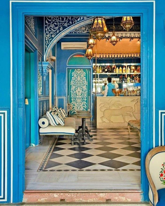 ELondonParasols's tweet photo. #TravelTuesday blues - the very best type! How gorgeous are the details and colour in this little slice of #Jaipur? 💠💠💠 📸@ArchDigest

https://t.co/WVEQNg0seI
#Vacation #India #Hotel https://t.co/AhaCGJY2Aj