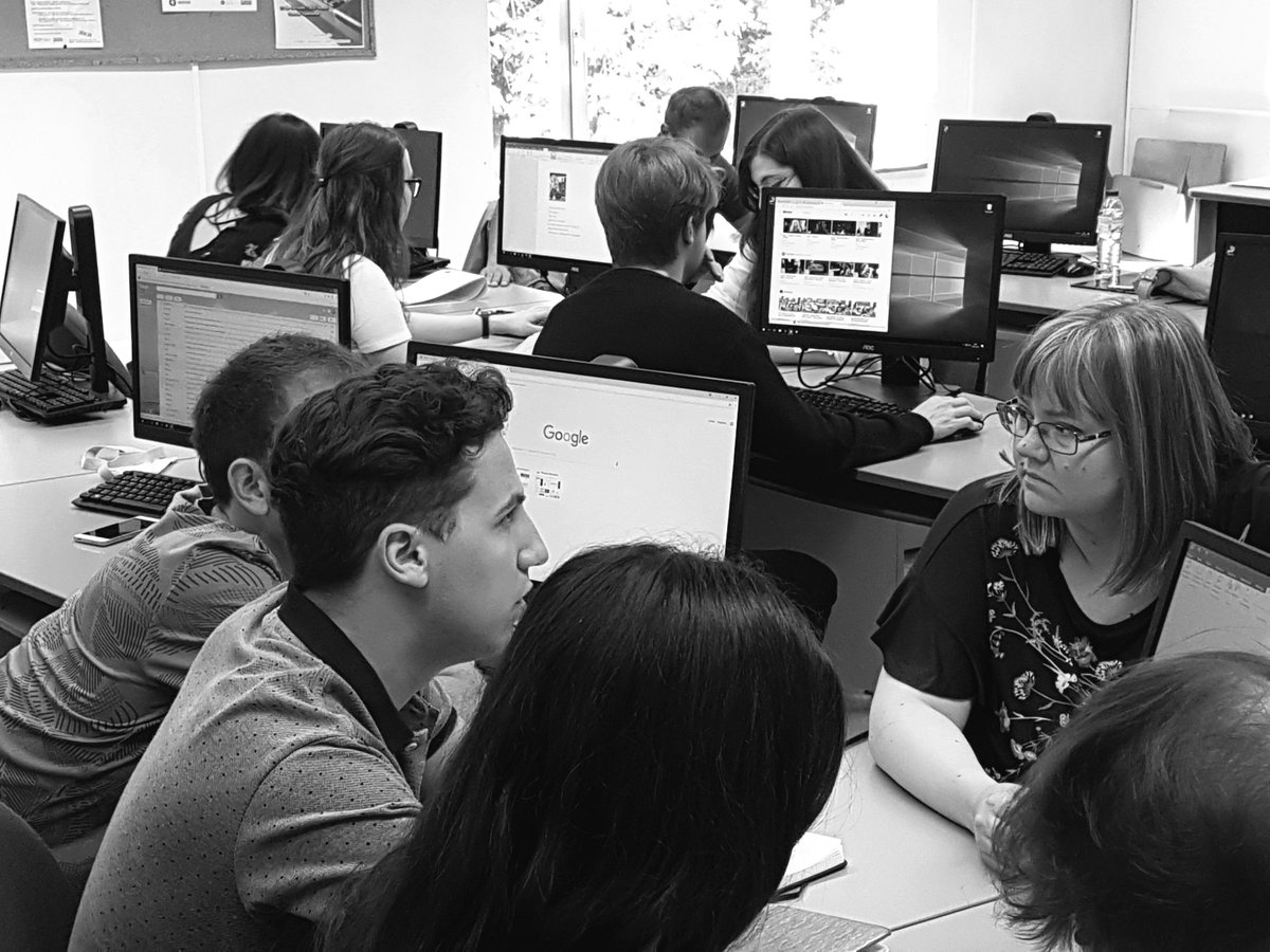 edc_software's tweet image. Summer school students at @iscap @politecnico in Porto brainstorm writing molecular content for their project using edc. Toni Ressaire, a consultant for edc, taught a module on Writing for Machines #software #documentation #easydoccontents