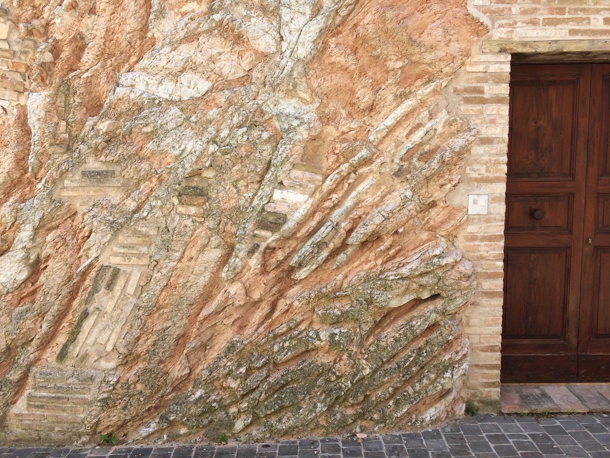 geologymeyer's tweet photo. Holiday geology... not wanting to destroy such beautiful outcrops, these wise (clearly geologically minded) Italians incorporated them into their homes... #geologistgoals ! Genga, Italy. https://t.co/4h3ERZqrA6