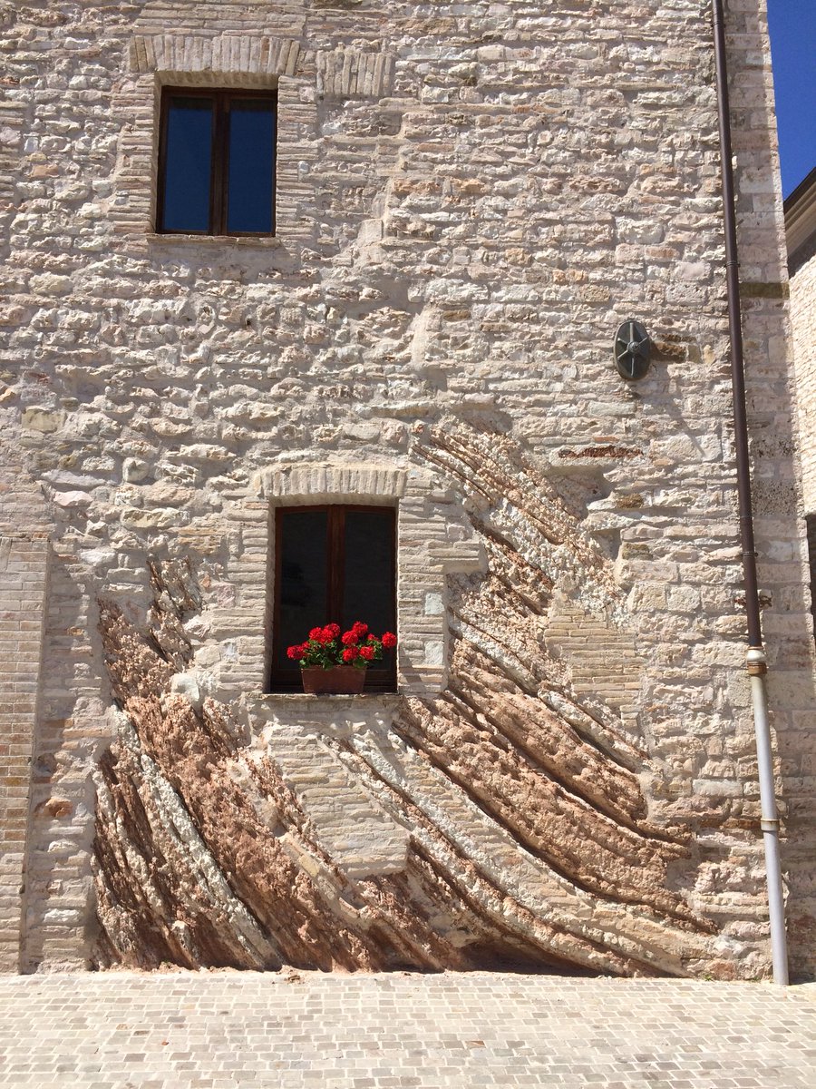 geologymeyer's tweet photo. Holiday geology... not wanting to destroy such beautiful outcrops, these wise (clearly geologically minded) Italians incorporated them into their homes... #geologistgoals ! Genga, Italy. https://t.co/4h3ERZqrA6