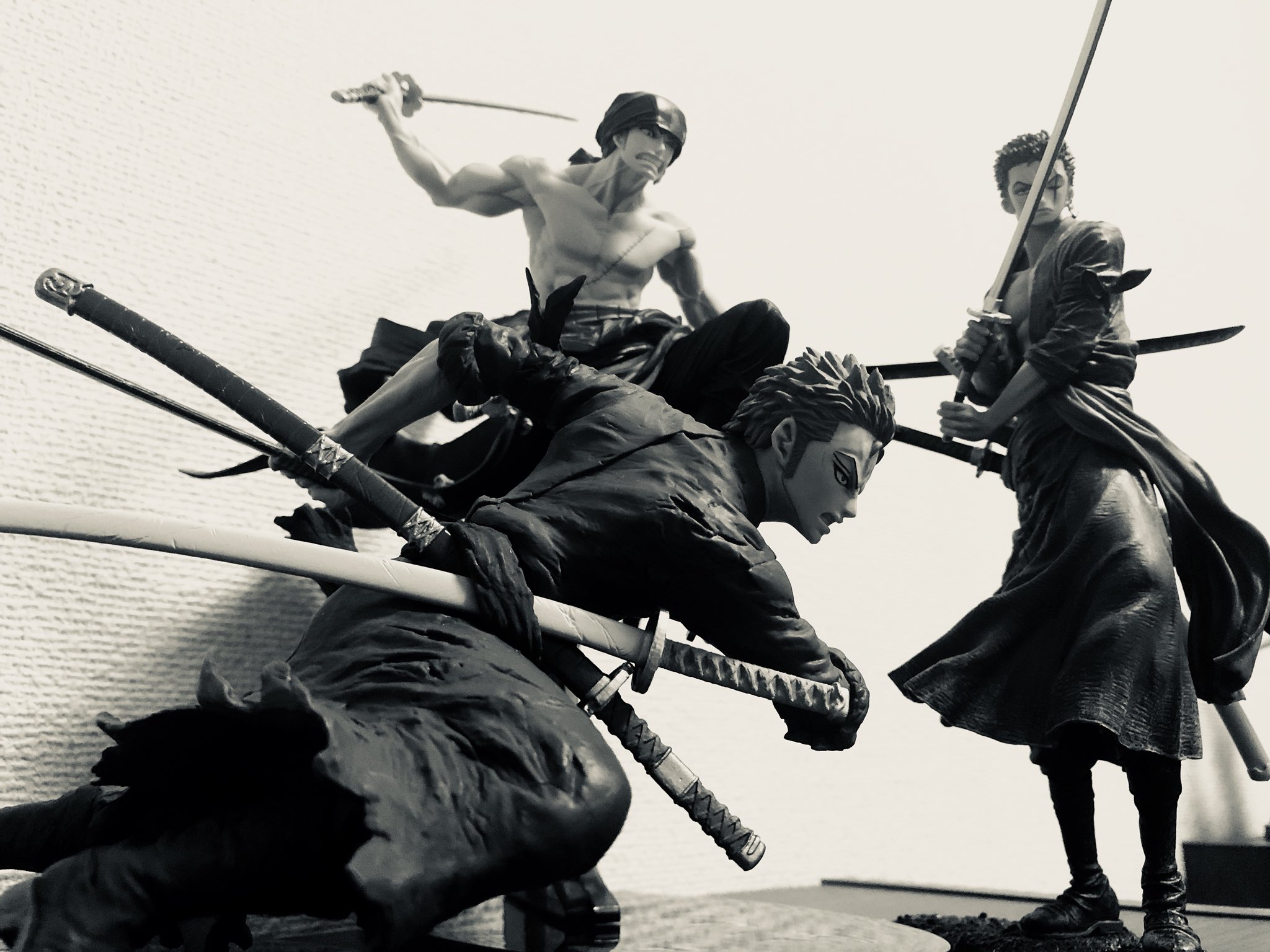 Onepiece 最近はアニメで全然ゾロが見れないから寂しい フィギュアを見て癒されるしかないな ゾロフィギュア の中でもこの三体は最強にかっこいいな 絵になる あ 白黒にしたのは壁の汚れが目立たないためです 笑 ゾロ大好き ワンピース