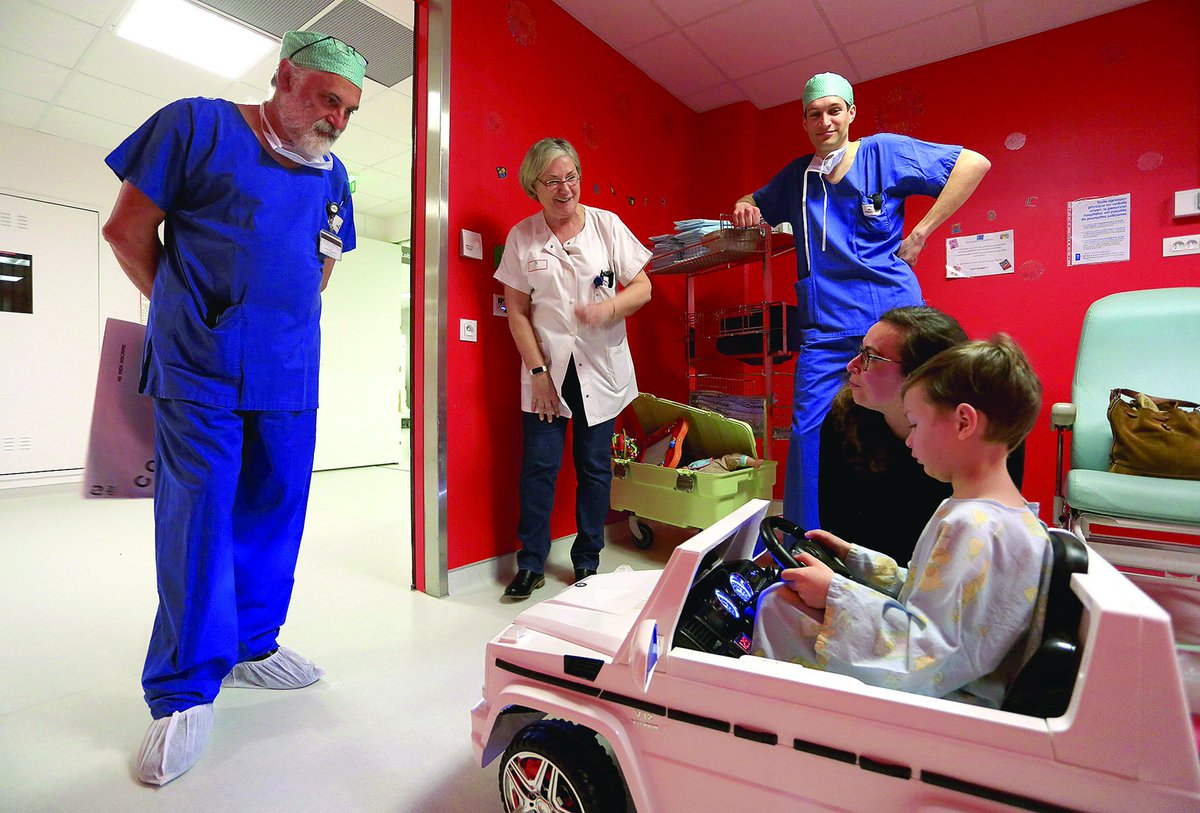 CHUMEDIA_'s tweet photo. @CHR_Orleans Les jeunes #patients partent au bloc opératoire en voiturette électrique... avec le sourire ! Et Adolescents et adultes marchent jusqu’à la salle d’intervention #patientdebout Intérêt #thérapeutique Réduire le #stress Préserver la #dignité du patient https://t.co/m6OUOHpsmZ