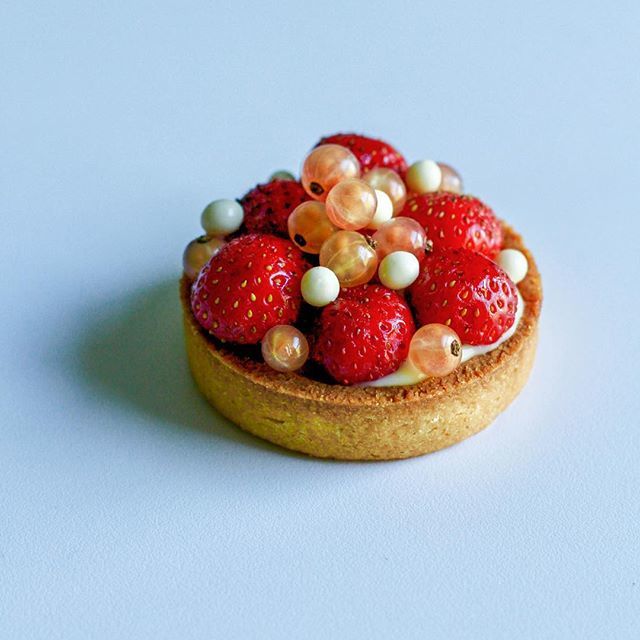 awhiskandaspoon's tweet photo. my classic fruit #tart for #tuesdayswithdorie has vanilla-almond pastry cream, tristar strawberries, pink champagne currants and @valrhonausa crunchy pearls #bakingchezmoi https://t.co/oxxFnhqsCj https://t.co/EVd91J75Eq