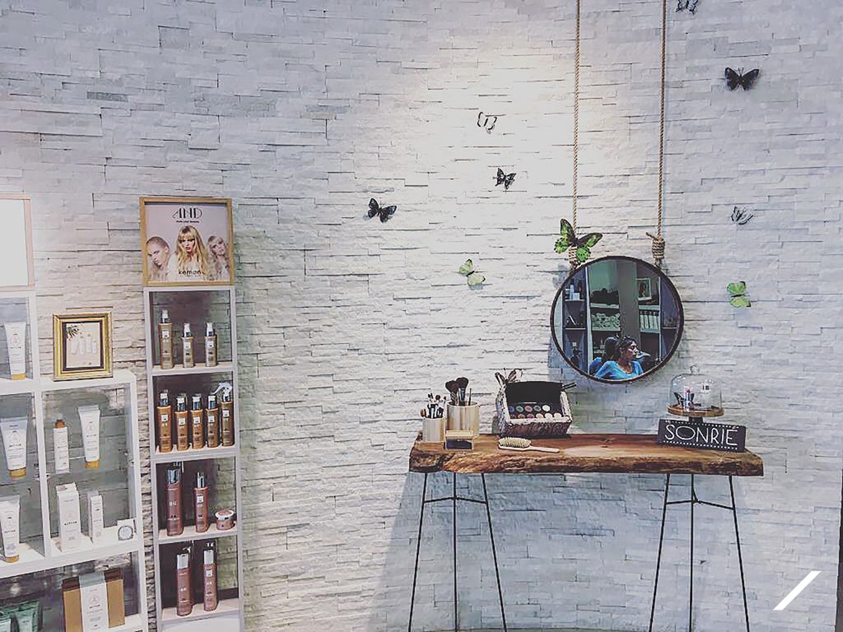 KemonSpain's tweet photo. ¿Qué os parece este mágico rincón de @KarmaBeautyConcept? A nosotros nos encanta, sobre todo las pequeñas mariposas tan identificativas de #YoColorSystem ¡Esperamos que sigáis enviándonos imágenes de vuestros preciosos salones! #Kemon #ConElPeluquero #AmigosKemon https://t.co/mRVgQCqm9t