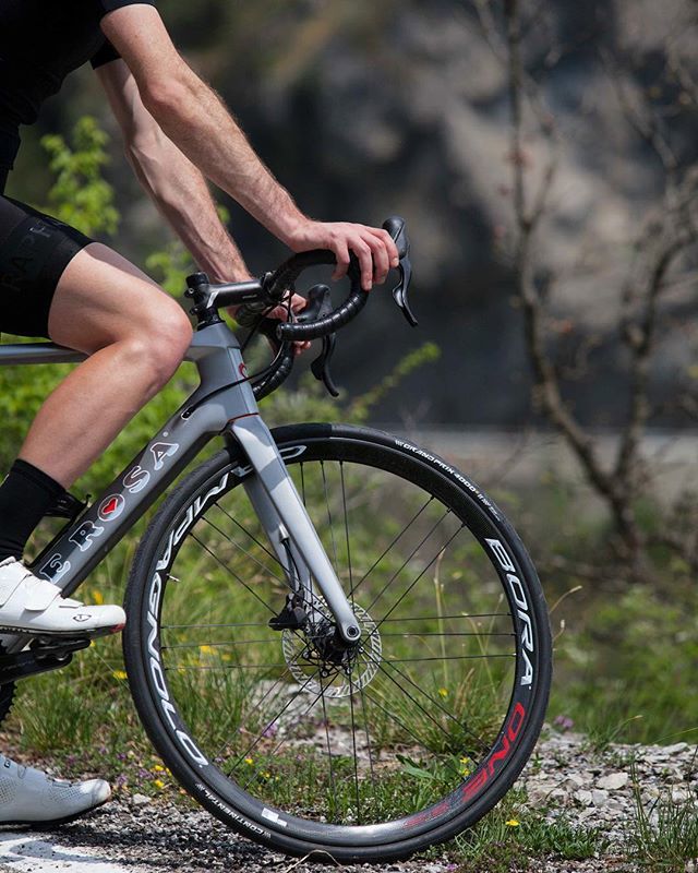 ciclicorsa's tweet photo. The  @derosabikes  Protos Disc is perfect for a variety of riding and the inclusion of powerful disc brakes allow you to get the most out of your rides | Please visit our webshop for the very latest offers on all the 2018 De Rosa range.
@campagnolosrl 
#ciclicorsa #derosa #p… https://t.co/zPnAtp5Yjd