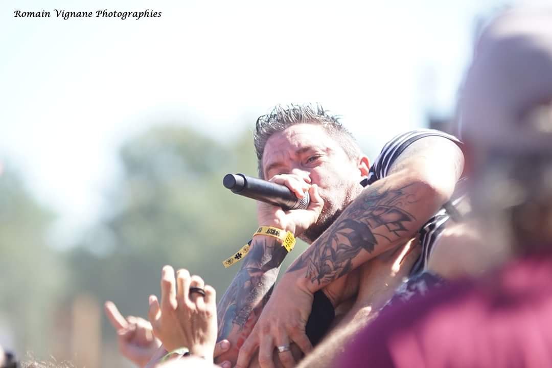 breedmachineoff's tweet photo. 📸:@romain_photographies #breedmachine #frenchmetal #metal #neodeathcore #deathcore #live #stage #tour #decepticons #tattoo #tatouage #ink #inked  #wayoflife #singer #crowd #picoftheday #light #bass #drum #guitar #dread #locks #wayoflife #cort #public #bagarre #album #hellfest https://t.co/YlrEp22uFm