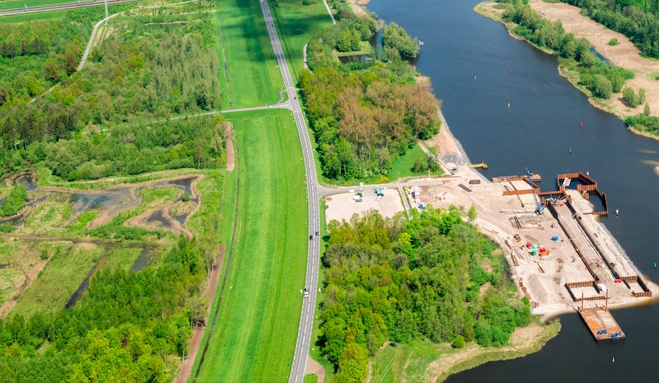 Morgen worden bij de Drontermeerdijk verkeerslichten geplaatst ter hoogte van de bouwplaats bij de Reevesluis. Dit zodat het verkeer op de Drontermeerdijk veilig de bouwplaats kan passeren. En andersom, zodat het bouwverkeer veilig het bouwterrein op en af kan rijden.