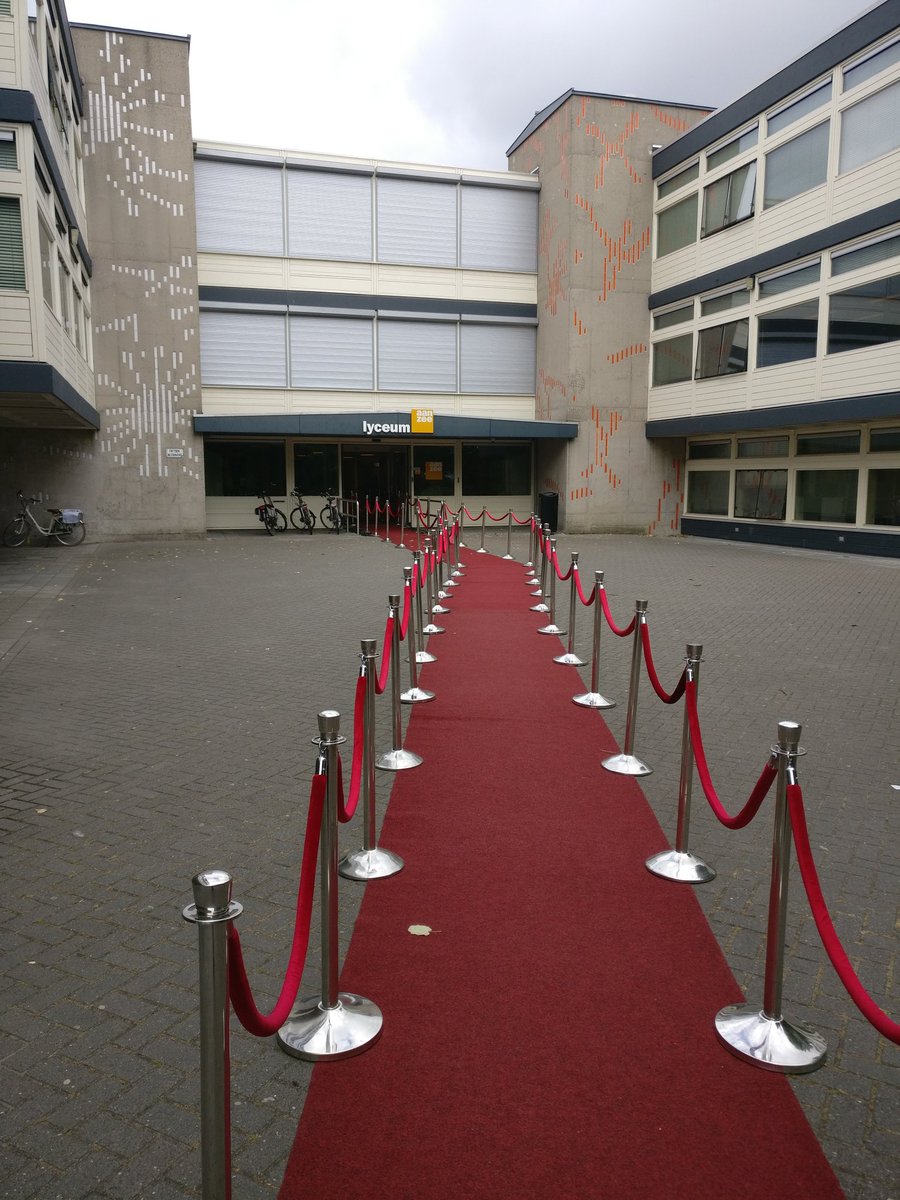 De rode loper ligt al uit voor de geslaagden H/V die vandaag en morgen hun diploma komen halen.