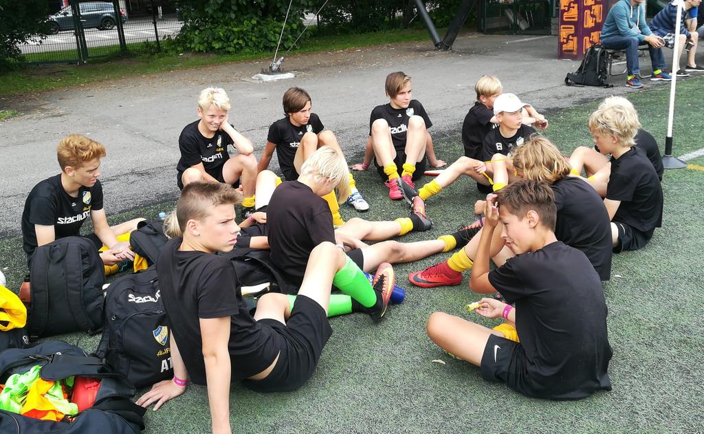 AboIFK_P05's tweet photo. #HelsinkiCup2018 on muutenkin alkanut ihan hyvin - kolme peliä #KyIF/Maski, #JäPS ja @TiPSP05Kilpa vastaan, ja plakkarissa seitsemän pistettä.

Kiitos peleistä, tsemiä jatkoon!

#nöyrästieteenpäin #pojatpelaa #bettertogether2018 https://t.co/UchBuB33ha