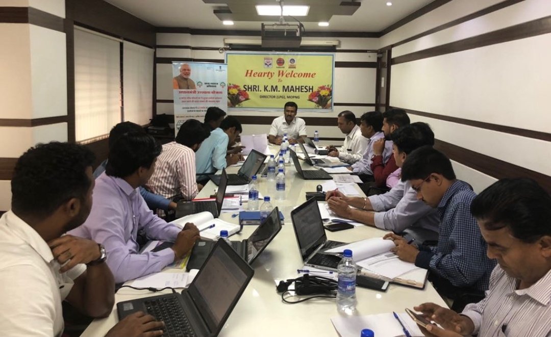 HPCL's tweet photo. Director-LPG, MoP&NG, Sh. K.M. Mahesh reviewed @Gramswarajya
performance of various districts under North Karnataka, at Belgaum.
#SabkaSaath_SabkaGaon_SabkaVikas
#GramSwarajAbhiyaan #GSA2
@MoRD_GOI @PetroleumMin
@AshutoshJindalS @dpradhanbjp https://t.co/UV2zoYbzbi
