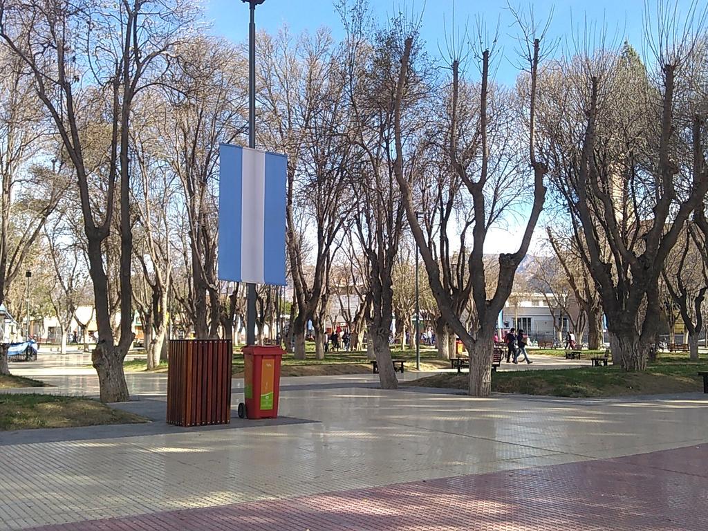 luisyap18's tweet photo. En Santa María disfrutando con mi mami Rosalía una linda plaza bien Argentina con las bandera al rededor https://t.co/rUjudxnirP